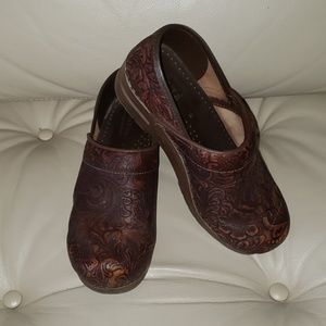 SANITA PROFESSIONAL GWENORE TOOLED LEATHER CLOGS